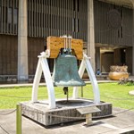 Replica of the Liberty Bell in front of the Hawaii State Capitol